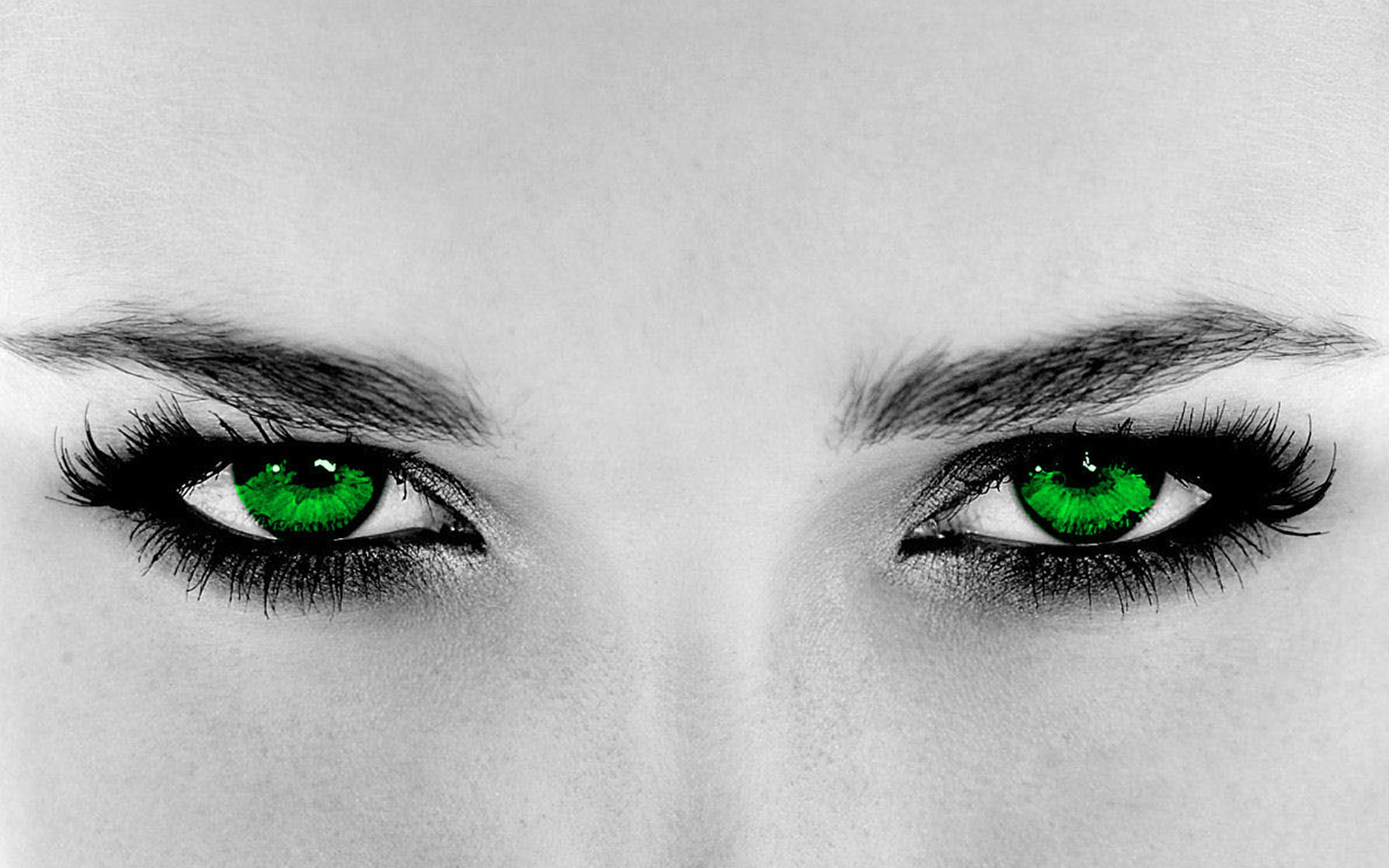 Женские зеленые глаза