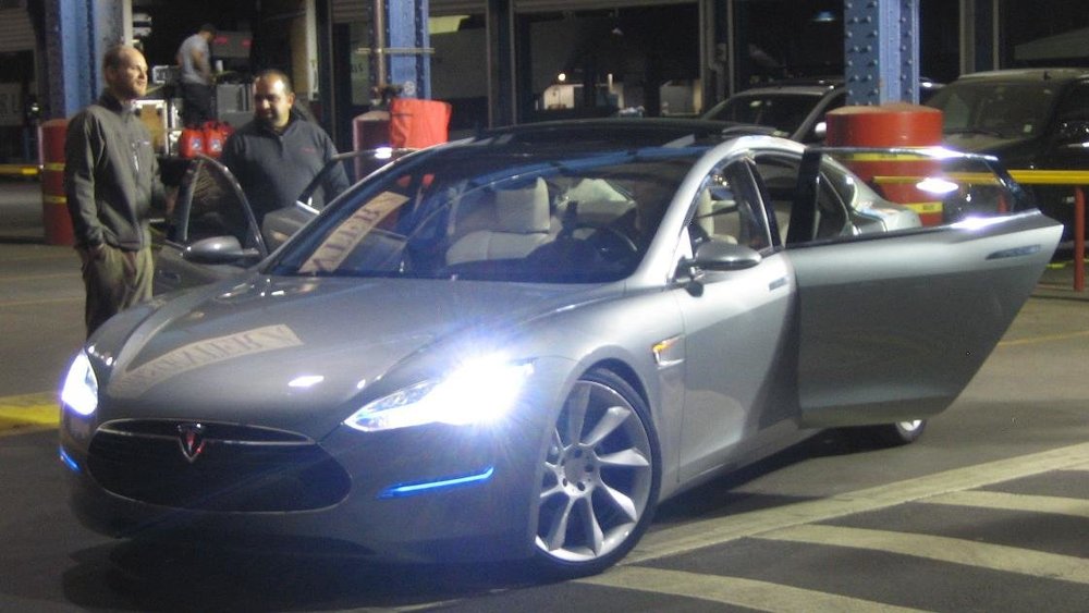 2012-tesla-model-s--waiting-for-our-90-second-ride_100180610_h.jpg