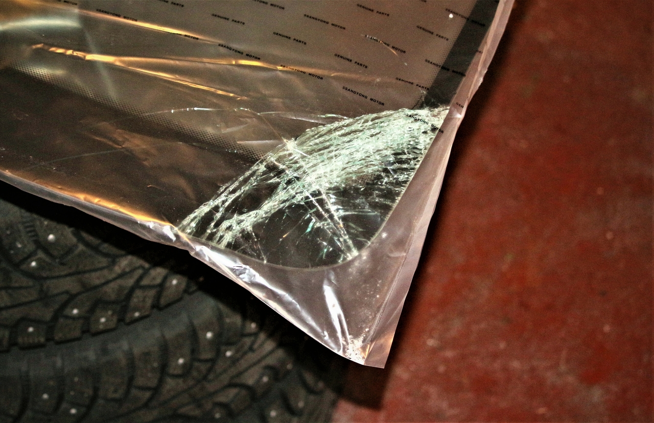 Daewoo damaged windshield 2.jpg