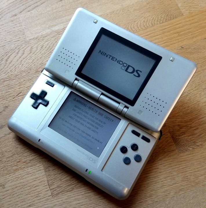 nintendo-ds-spillkonsoll-med-stromforsyning.jpg